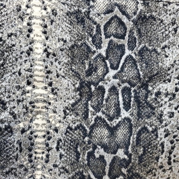 Periphery - Made in Canada - Snake Print Crop Top - Size 12 - Picture 4 of 6